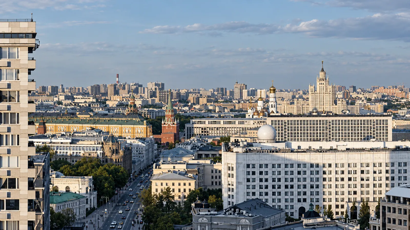 Вид на центр Москвы и Кремль